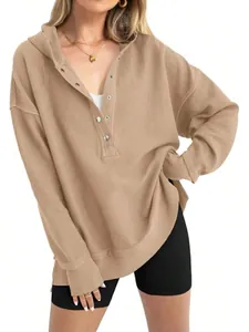 Vue détaillée d'un sweat à capuche côtelé kaki pour femme avec boutons et coupe ample