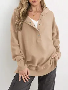Vue détaillée d'un sweat à capuche beige pour femme avec col à boutons et texture côtelée.
