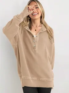 Gros plan d'un pull henley côtelé beige pour femme avec manches longues et coupe ample