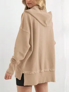 Vue arrière d'un sweat à capuche surdimensionné beige pour femme avec fentes latérales