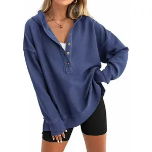 Gros plan d'un sweat à capuche bleu en maille gaufrée pour femme avec des boutons