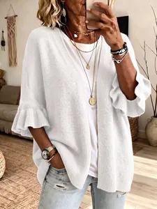Dettaglio di un cardigan in maglia bianca con maniche a volant per un look casual