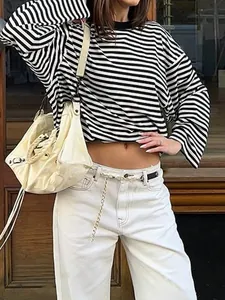 Close-up van een oversized gestreept shirt met lange mouwen in zwart en wit, relaxte pasvorm