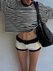 Close-up van een stijlvol zwart-wit gestreept oversized T-shirt met lange mouwen in retrostijl