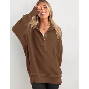 Sweat-shirt côtelé marron pour femme avec coupe ample et détails de col boutonné chic.