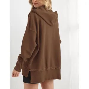 Détail arrière d'un sweat à capuche marron pour femme avec texture côtelée et coupe ample.