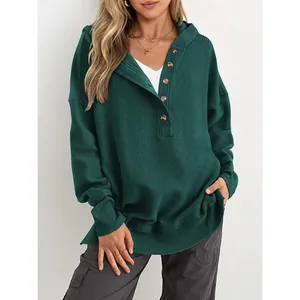 Vue détaillée du sweat à capuche côtelé surdimensionné pour femme en vert foncé