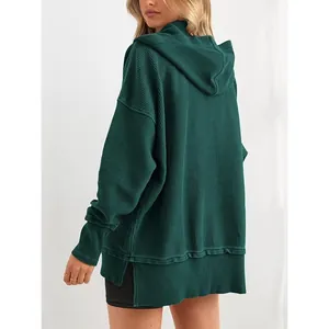 Vue arrière du sweat à capuche surdimensionné vert foncé pour femmes en maille gaufrée.
