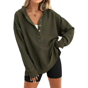Vue détaillée du sweat à capuche en maille gaufrée vert armée avec col Henley boutonné