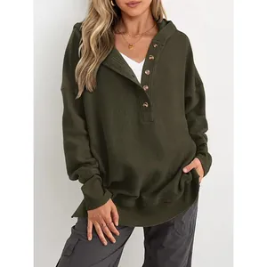 Femme décontractée portant un sweat à capuche en maille gaufrée vert olive avec col boutonné