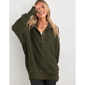 Détail du sweat-shirt en maille gaufrée vert olive pour femme avec col à boutons et manches