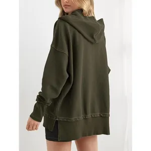 Vue arrière d'un sweat à capuche surdimensionné vert armée en maille gaufrée