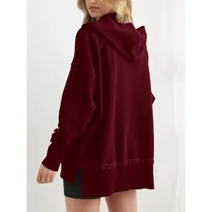 Vue arrière du sweat à capuche bordeaux surdimensionné pour femmes en coton côtelé