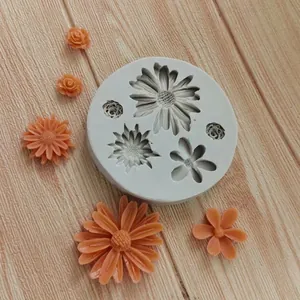 Vista dettagliata dello stampo in silicone a margherita con fiori in fondente