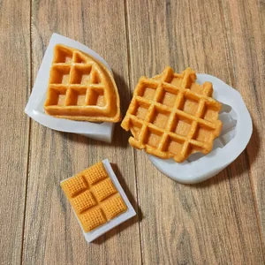 Vue détaillée des moules en silicone pour gaufres et chocolat avec pièces finies.