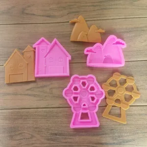 Détail des moules de cuisson en silicone en forme de maison de dessin animé montagne et grande roue