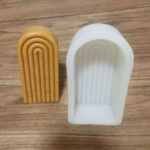 Vue détaillée du moule en silicone arc-en-ciel pour la fabrication de bougies et plâtre