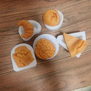 Varios moldes de silicona con forma de pan y queso para mousse de chocolate y postres.