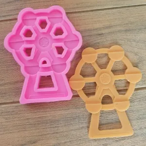 Vue détaillée du moule en silicone roue panoramique et décoration de gâteau sur bois