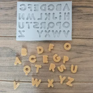 Vista dettagliata dello stampo in silicone per lettere maiuscole con decorazioni