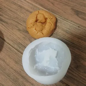 Vista detallada del molde de silicona blanco para hacer pan y queso de imitación
