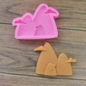 Moule en silicone en forme de montagne avec décoration en chocolat terminée.