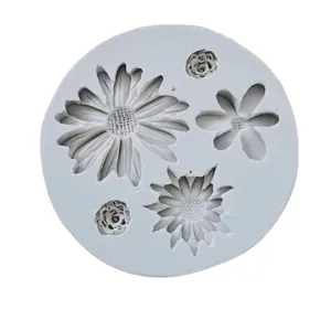 Stampo tondo in silicone grigio con varie forme di crisantemi e rose per decorare torte.