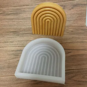 Vue détaillée du moule en silicone arc-en-ciel avec un ornement en plâtre fini