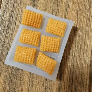 Vue détaillée en gros plan d'un moule à gaufres en silicone avec desserts réalistes
