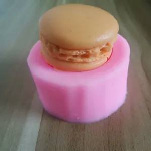 Gedetailleerd overzicht van de roze 3D-macaron siliconen mal met taartdecoratie