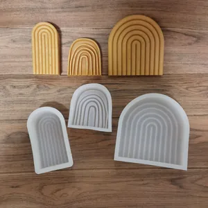 Vue détaillée montrant différentes tailles de moules en silicone arc et bougies en cire