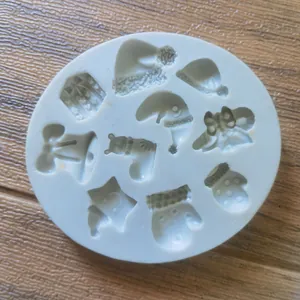 Detail van een witte kerst siliconen mal met kleine sokken-, hoed- en belvormpjes.