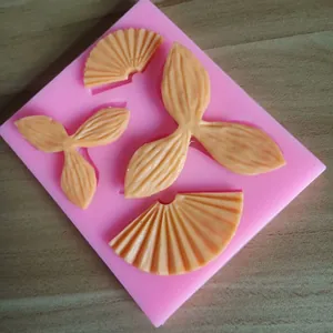 Vue détaillée d'un moule en silicone rose avec formes de fleurs de narcisse pour gâteau