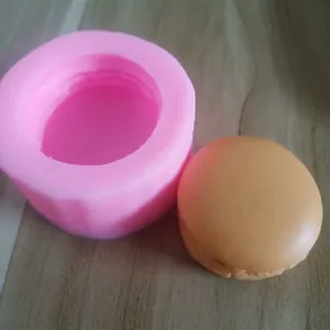 Gedetailleerd overzicht van 3D macaron siliconen mal in roze met afgewerkt monster