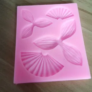 Vue détaillée du moule en silicone rose avec motifs d'éventail et de pétales de jonquille