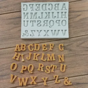 Vista macro dettagliata dello stampo in silicone per lettere maiuscole con risultati in fondant