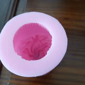 Vista macro detallada de la cavidad del molde de silicona rosa para conos de helado