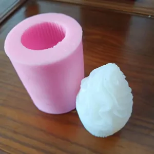 Detalle de molde de silicona con remolino de helado para chocolate y jabón artesanal.