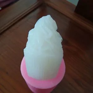 Vista detallada del molde de silicona para cono de helado con un vaciado de yeso