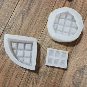 Vue détaillée de trois moules en silicone blanc pour gaufres et chocolat DIY