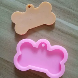 Detailansicht der hundeknochenförmigen Silikonform für DIY-Harzanhänger und Anhänger.