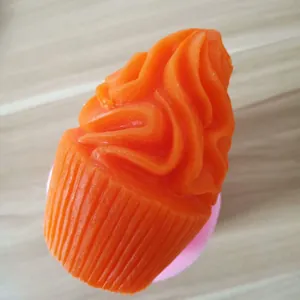 Vista detallada de un molde de yeso naranja con forma de helado en un molde de silicona rosa