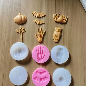 Vista dettagliata di stampi in silicone di Halloween per fondente con zucca e scheletro.