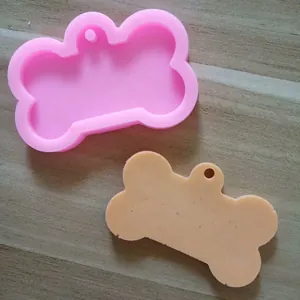 Detail einer Hundeknochen-Silikonform für DIY-Schlüsselanhänger und Auto-Aromatherapie.