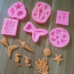Dettaglio di stampi in silicone marini con decorazioni in pasta di zucchero di conchiglie e coralli