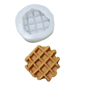 Moule à gaufre en silicone avec gaufre de simulation sur fond blanc