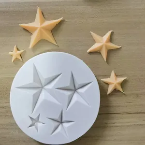 Vista detallada de un molde de silicona blanco con múltiples cavidades en forma de estrella