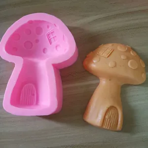 Detail van een roze siliconen paddenstoelenhuisvorm en een oranje afgewerkt gietsel.
