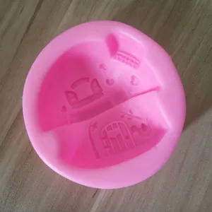 Detailweergave van roze siliconen mal met paddenstoelenhuisontwerp voor taartdecoratie