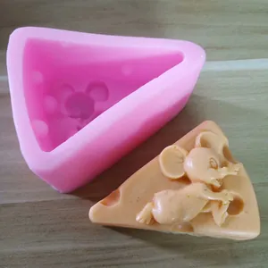 Makro-Detailansicht der rosa Silikonform und des Käse-Maus-geprägten Endprodukts